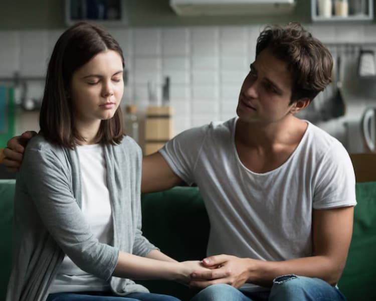 क्यों जरूरी है रिश्ते में पार्टनर को गले लगाना या हाथ पकड़ना ? जानिए क्या कहता है मनोविज्ञान