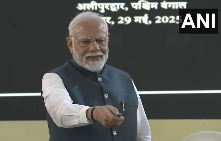 अलीपुरद्वार से पीएम मोदी की हुंकार, बोले- 'बंगाल का विकास भारत के भविष्य की नींव है'