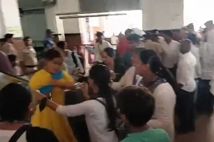 Patna News: पटना जंक्शन पर टिकट दिखाने को लेकर महिला TTE और यात्री में हुआ जमकर बवाल, रेल पुलिस ने किया मामला शांत