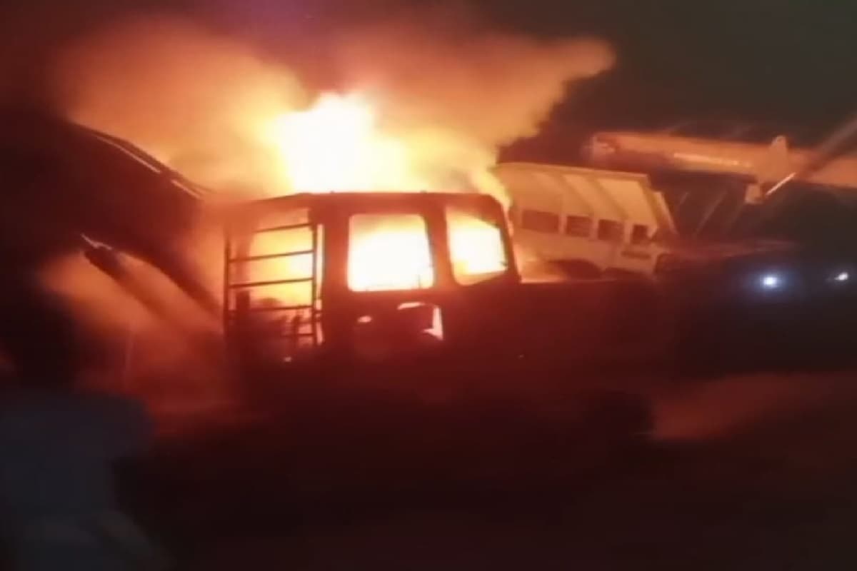 Poclain set on fire in Palamu