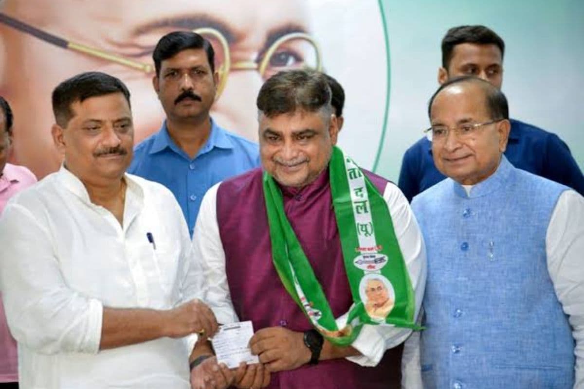 JDU में शामिल होते प्रणव पांडे