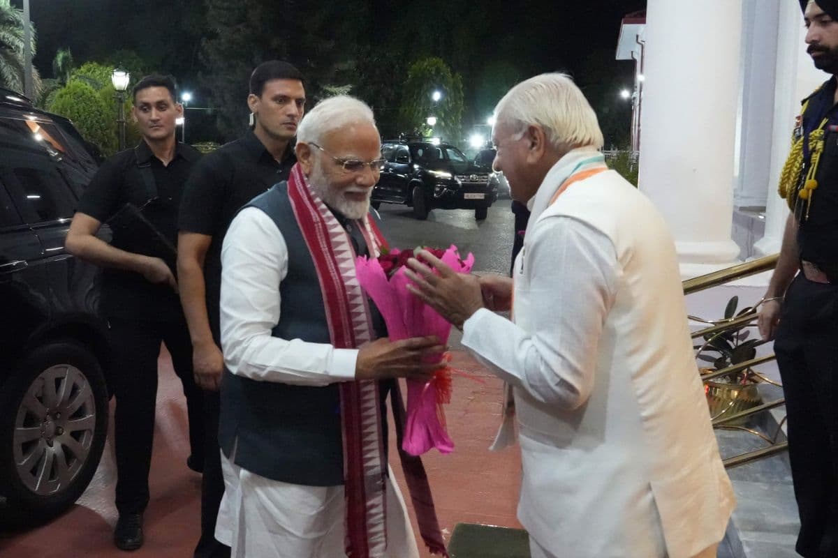 पटना राजभवन पहुंचे पीएम मोदी पटना राजभवन पहुंचे पीएम मोदी
