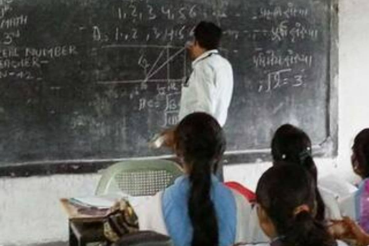 बिहार में सरकारी टीचर ने ग्रुप में लिखा ‘आई लव पाकिस्तान’, जिला शिक्षा पदाधिकारी ने किया सस्पेंड