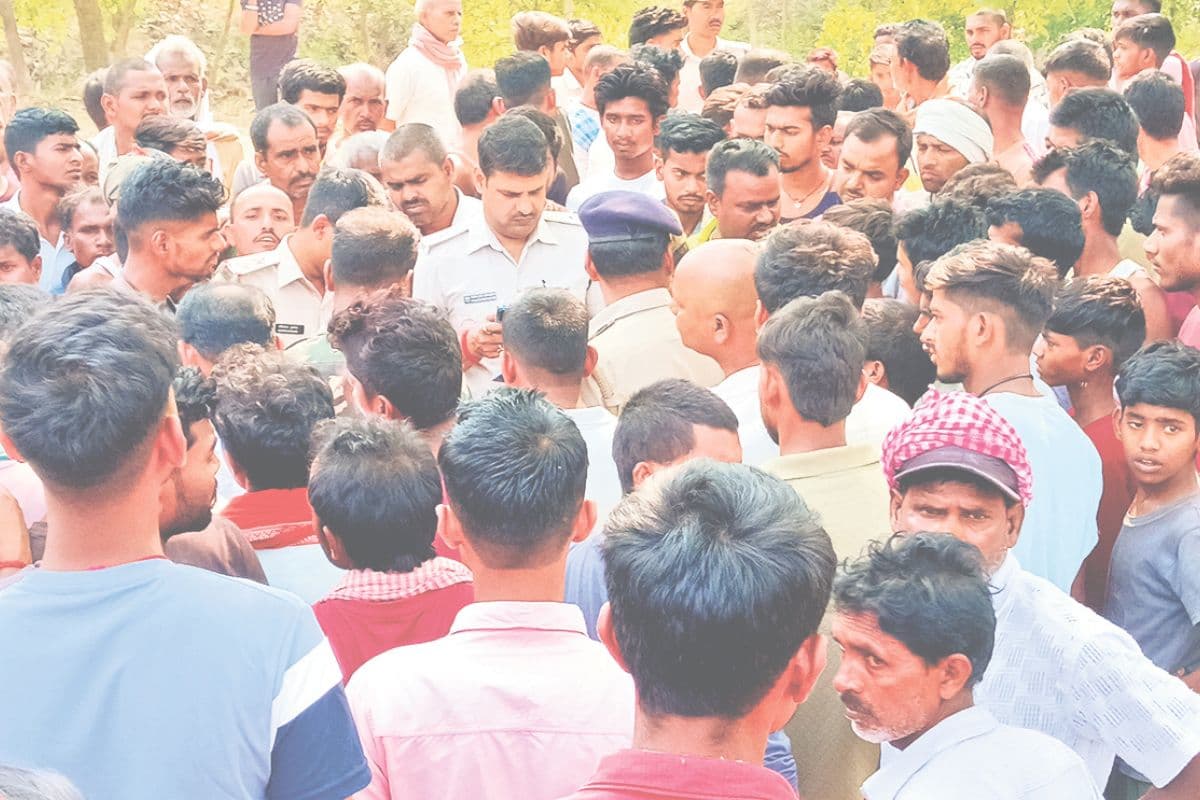 घटनास्थल पर लगी भीड़ घटनास्थल पर लगी भीड़