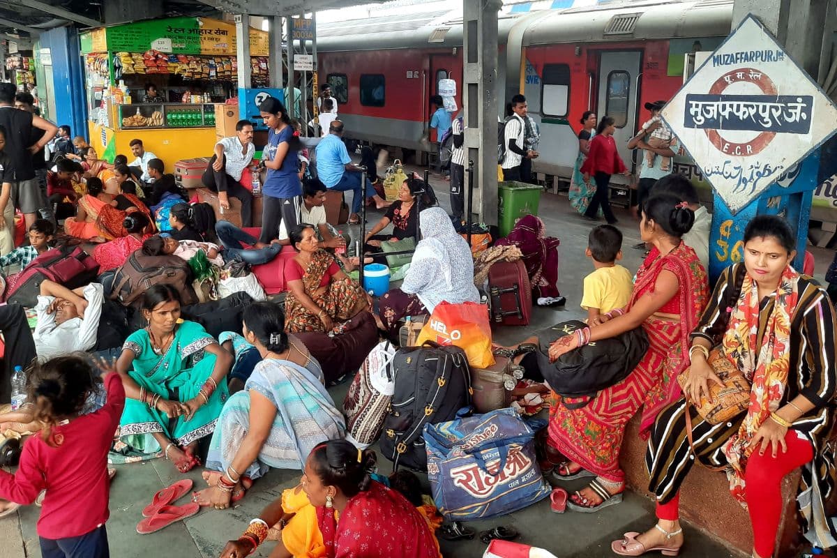 दरभंगा-समस्तीपुर रेलखंड पर तकनीकी खराबी से मुजफ्फरपुर में सुबह से शाम तक फंसे रहे यात्री, घंटों ठप रहा परिचालन