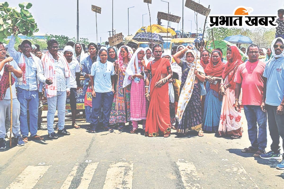 Protest Against Liquor Shop road jam kharsawan Protest Against Liquor Shop road jam kharsawan