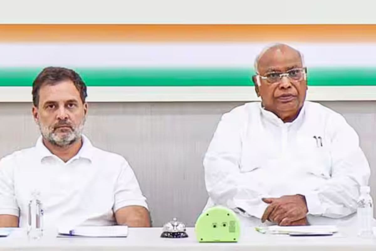 Rahul Gandhi with Mallikarjun Kharge (File Photo)