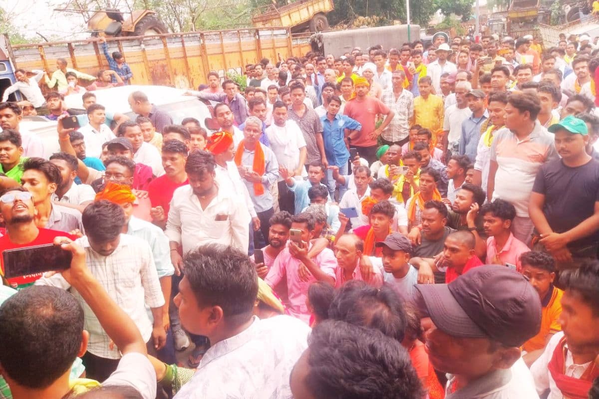 ठेकेदार के बेटे की हत्या से भड़का गुस्सा, डुमरी-फुसरो रोड जाम, थाना में तोड़फोड़