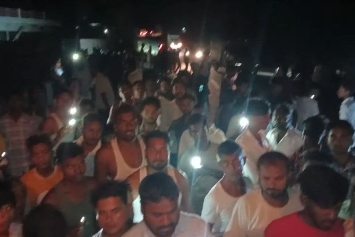 घटना के बाद सड़कों पर मौजूद स्थानीय लोगों की भीड़