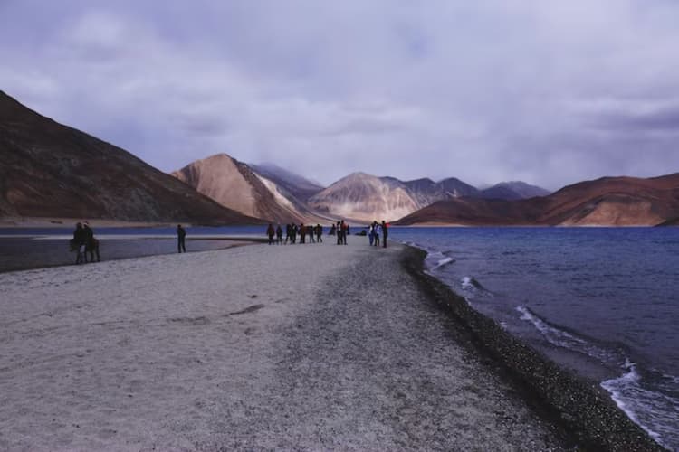 यहां के आदिवासी मर्दों के पीछे पागल है विदेशी महिलाएं, प्रेगनेंट होने के लिए देती है पैसे