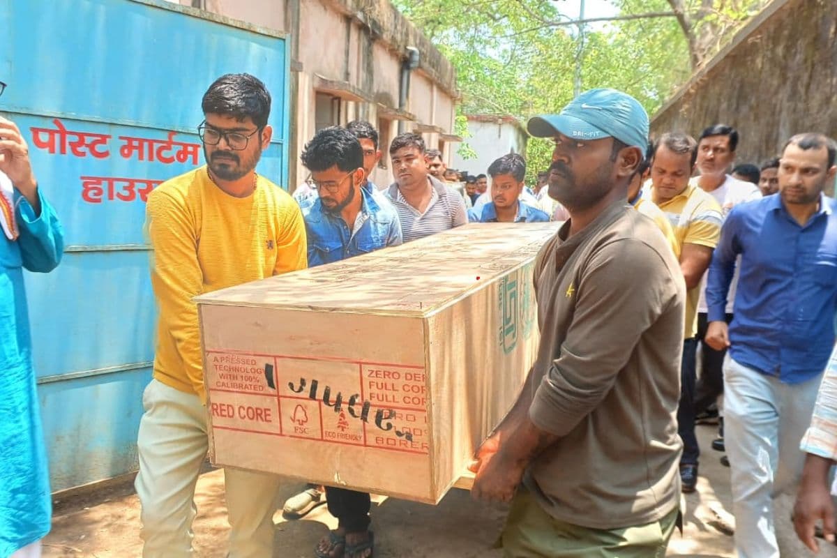 मृत जवान के शव को पोस्टमार्टम के लिए ले जाते स्थानीय लोग