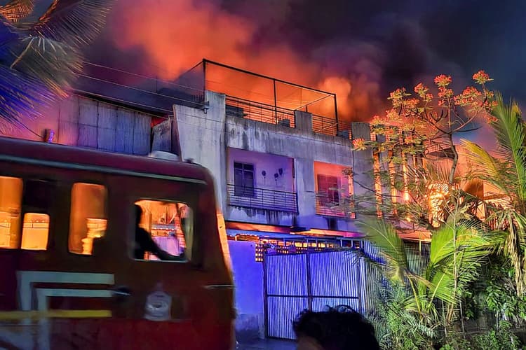 Maharashtra Fire: सोलापुर में फैक्टरी में भीषण आग, 8 की मौत, पीएम मोदी ने मुआवजे की घोषणा की