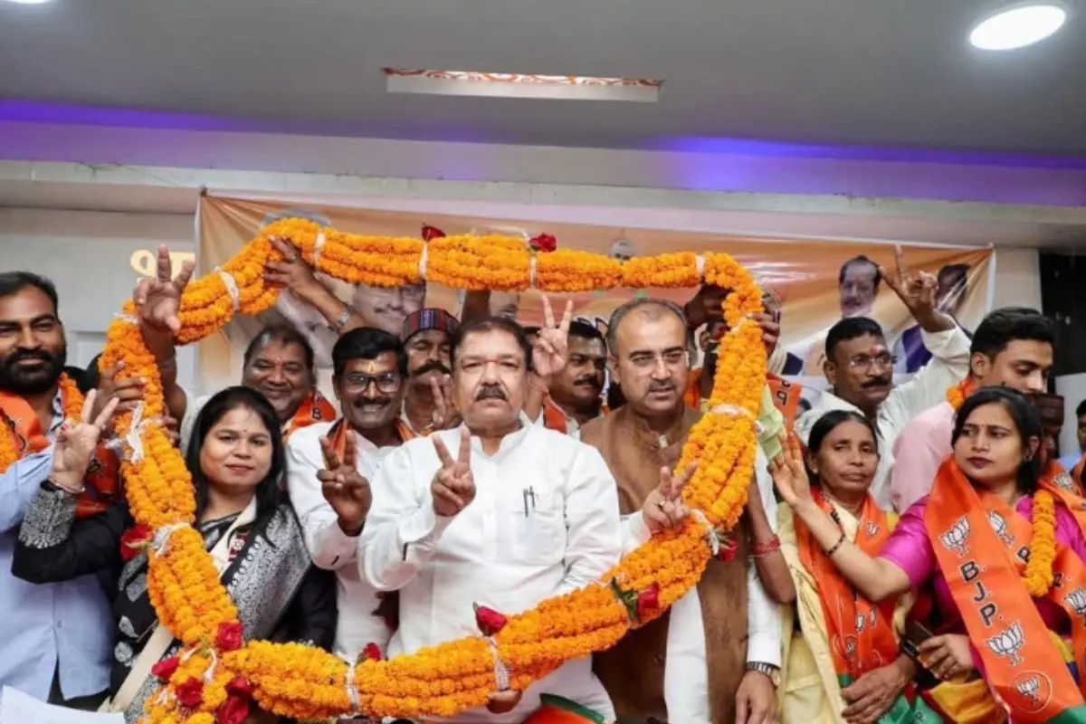 Bihar Politics: स्वाति मिश्रा के पिता ने थामा भाजपा का दामन, सैकड़ों समर्थक भाजपा में शामिल