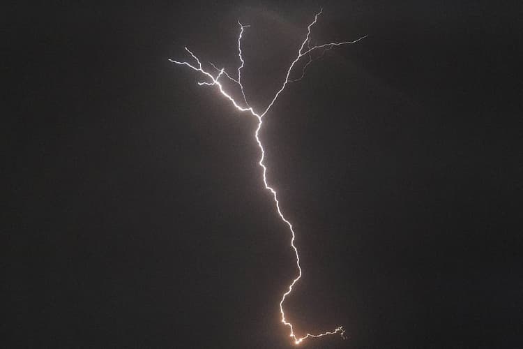 UP के 30 से ज्यादा जिलों में गरज-चमक के साथ भारी बारिश, वज्रपात का येलो अलर्ट