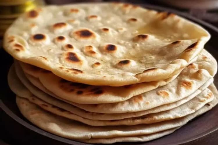 'यूपी में थूक जिहाद!' होटलकर्मी की घिनौनी हरकत, थूक लगाकर बनाई रोटियां