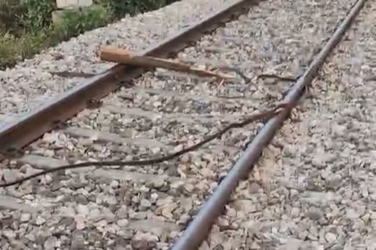 हरदोई में ट्रेन डिरेल करने की कोशिश नाकाम, लोको पायलट की सूझबूझ से बची यात्रियों की जान, देखें वीडियो