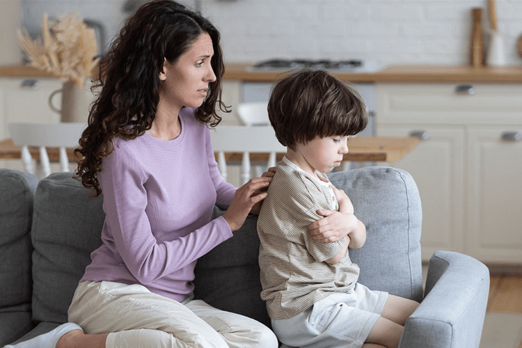 Parenting Tips: गुस्से में मुंह फुलाकर बैठा है बच्चा, तो बिना डाटें बच्चे को ऐसे करें हैंडल