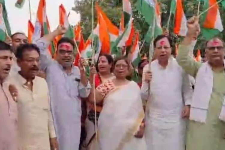 Bihar Election: चुनावी सरगर्मी के बीच बेतिया में BJP की तिरंगा यात्रा, रेणु देवी, संजय जायसवाल के साथ कई नेताओं ने लगाए नारे