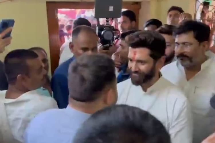 Bihar Election: बिहार के दो बड़े नेता चिराग-तेजस्वी का आमना-सामना, आंख दिखाने के बदले मिले गले, सियासत ने ली करवट ?