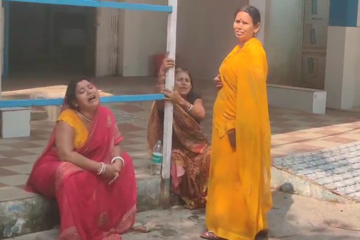 Road Accident: दोस्त की बारात में शामिल होकर बाइक से लौट रहे थे 3 भाई, बालू लदे ट्रैक्टर ने मारी जोरदार टक्कर, 2 की मौत