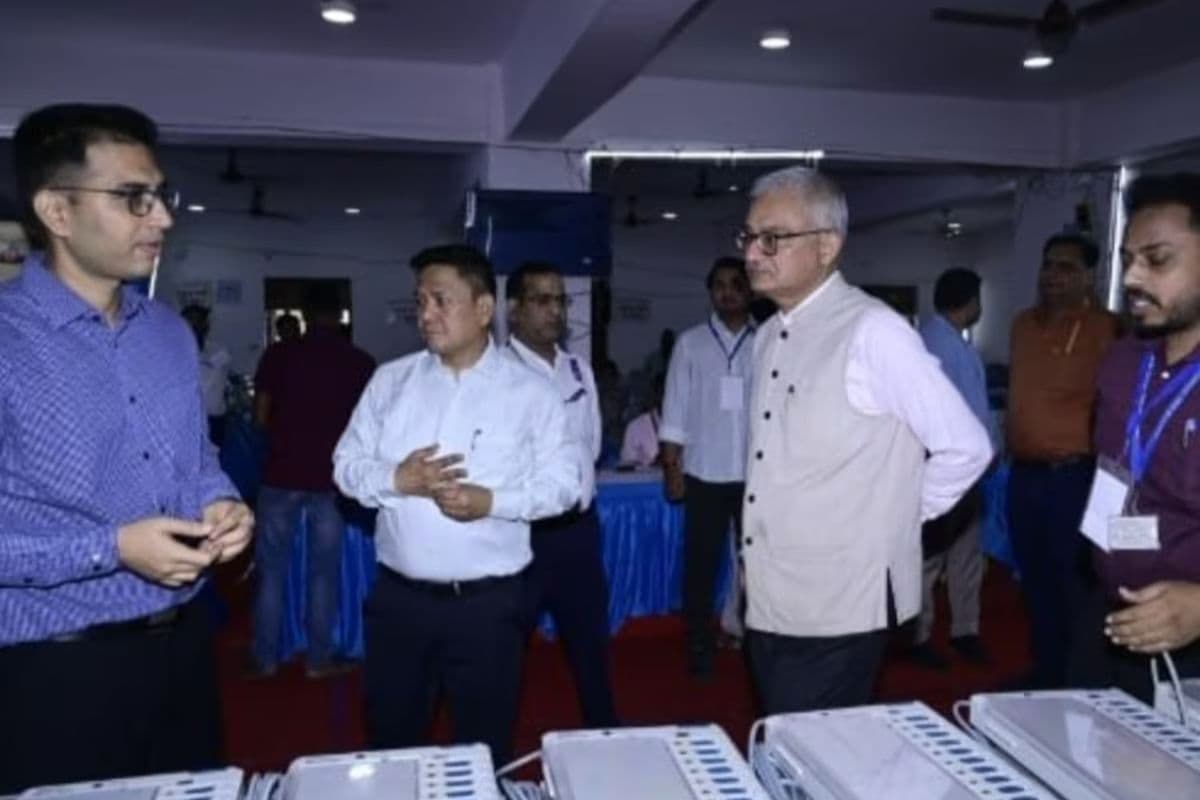 Bihar Election: चुनाव आयुक्त पहुंचे मोतिहारी, EVM एफएलसी सेंटर का लिया जायजा