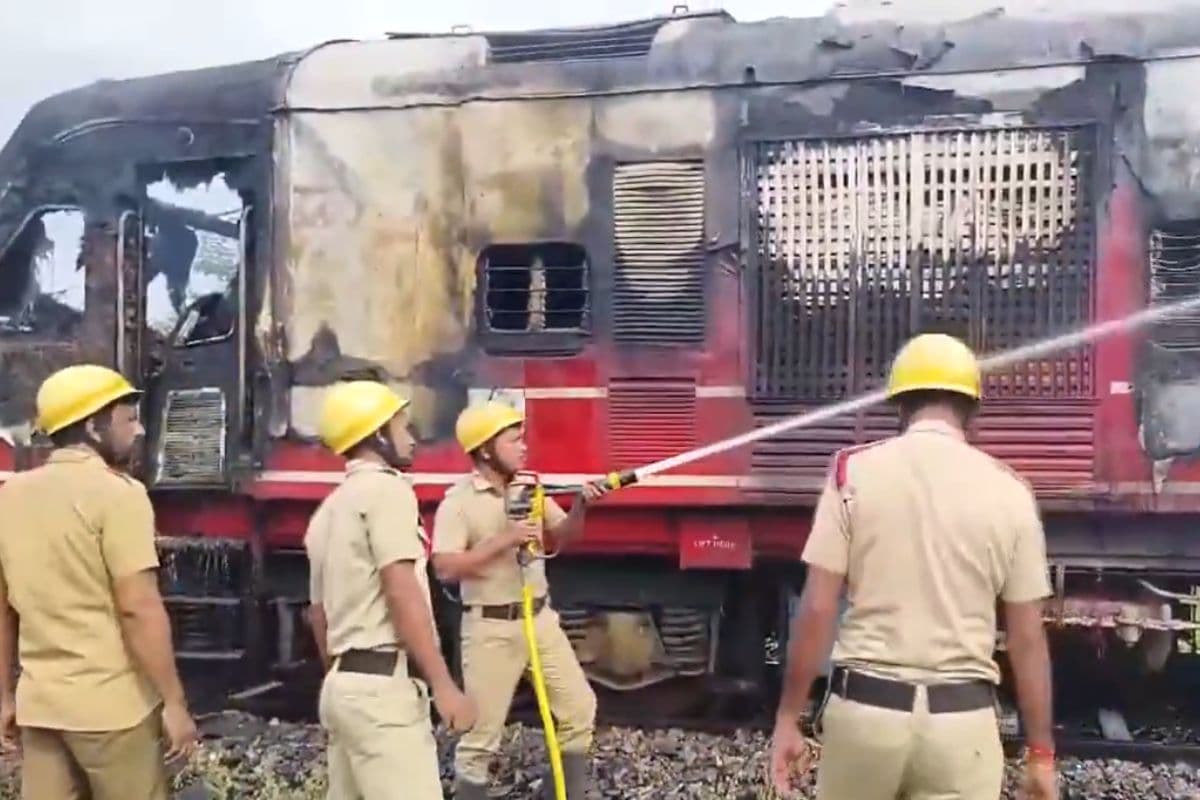 West Bengal Train Fire: पश्चिम बंगाल पैसेंजर ट्रेन के इंजन में लगी आग, ड्राइवर और गार्ड की सूझबूझ से टला बड़ा हादसा