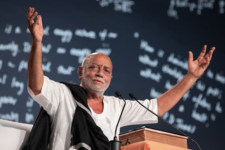 Morari Bapu: अगर लक्ष्य पर कोई न हंसे, तो वह छोटा… पढ़ें मोरारी बापू के जीवन बदलने वाले विचार