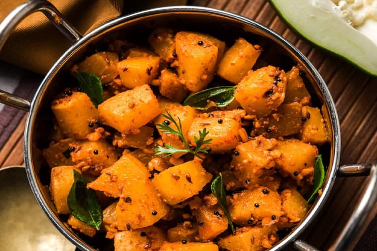 Aloo Changezi: बिना बाहर जाए करें स्वाद का धमाका, आज ही ट्राय करें आलू चंगेजी