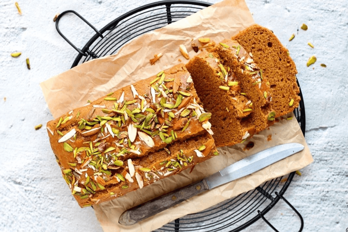 Atta Jaggery Cake Recipe without Oven: बिना ओवन के घर पर बनाएं स्पंजी केक बच्चों को आएगा बेहद पसंद