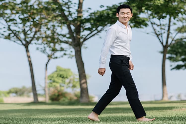 Health Tips: क्या होगा जब आप हर सुबह घास पर चलेंगे नंगे पांव? जानें चौंकाने वाले फायदे