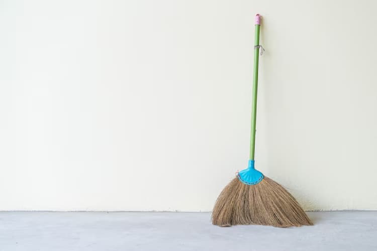 Broom Tips: झाड़ू से जुड़ी ये 5 गलतियां कर सकती हैं आपको कंगाल, जानिए क्या कहती है मान्यता