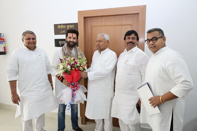 Bihar Politics: सुबह सुबह नीतीश कुमार से मिलने पहुंचे केंद्रीय मंत्री चिराग पासवान, सियासी हलचल तेज