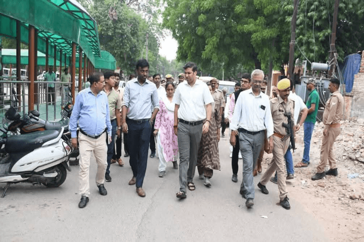 बंद एमआरआई सेंटर से लेकर निजी एंबुलेंस तक, डीएम ने अस्पताल की खोली पोल