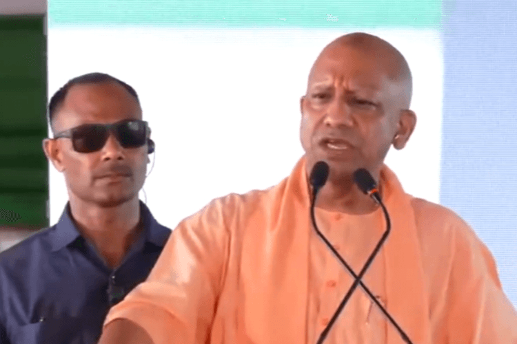 पूर्वांचल की धरती से गरजे योगी: 10 साल में बदला यूपी, अब विकास ही पहचान