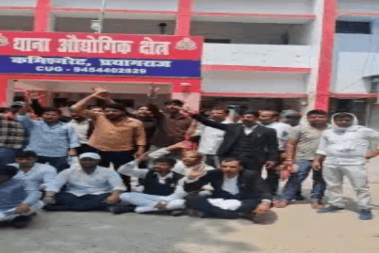 प्रयागराज में कानून के रखवालों की बगावत: पूर्व ब्लॉक प्रमुख की गिरफ्तारी पर वकीलों का 6 घंटे का तूफानी हंगामा!