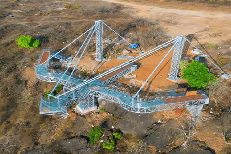 UP का पहला स्काईवॉक ब्रिज देखना चाहते हैं? जानिए कहां है, क्या है खास और कैसे पहुंचें पूरी जानकारी एक जगह!