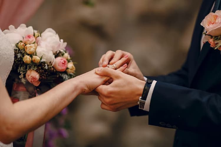Engagement Ring: अगर चाहती हैं यूनिक सगाई की रिंग, तो ये डिजाइन ज़रूर देखें