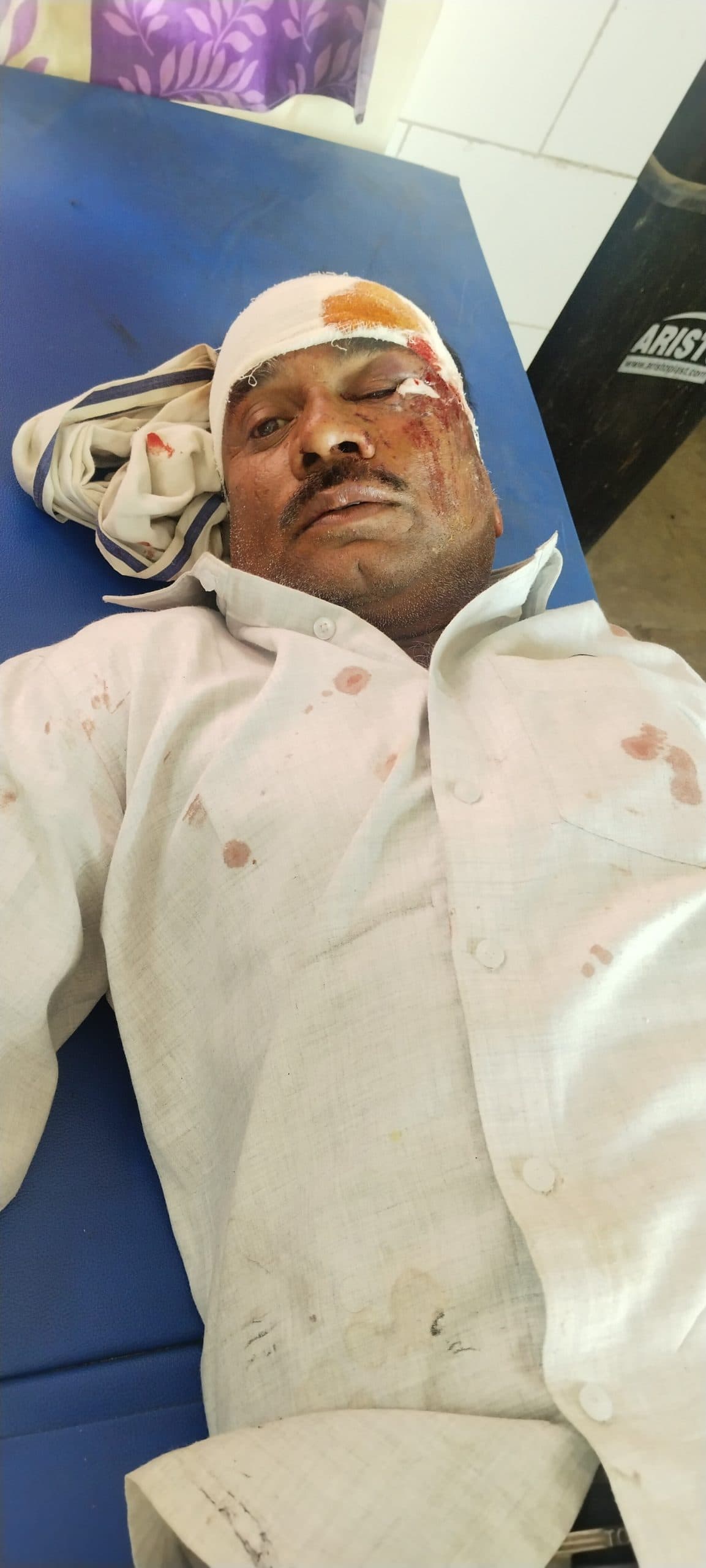 तेज रफ्तार पिकअप के धक्के से तीन लोग घायल