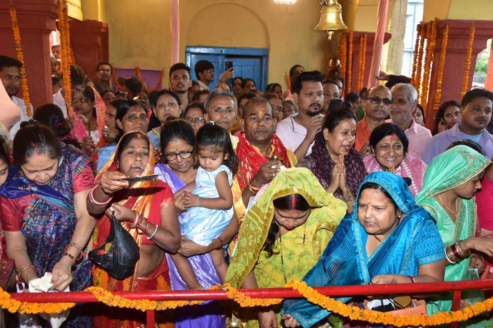 Darbhanga News: पट खुलते ही भगवान बद्रीनारायण के दर्शन के लिए उमड़े श्रद्धालु