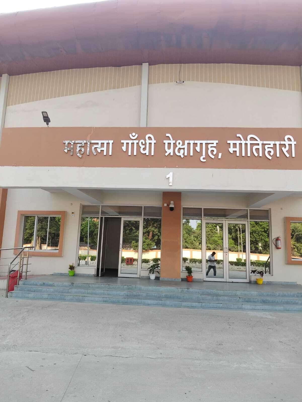 Motihari: बापू ऑडिटोरियम में आज सजेगी हास्य-व्यंग की महफिल