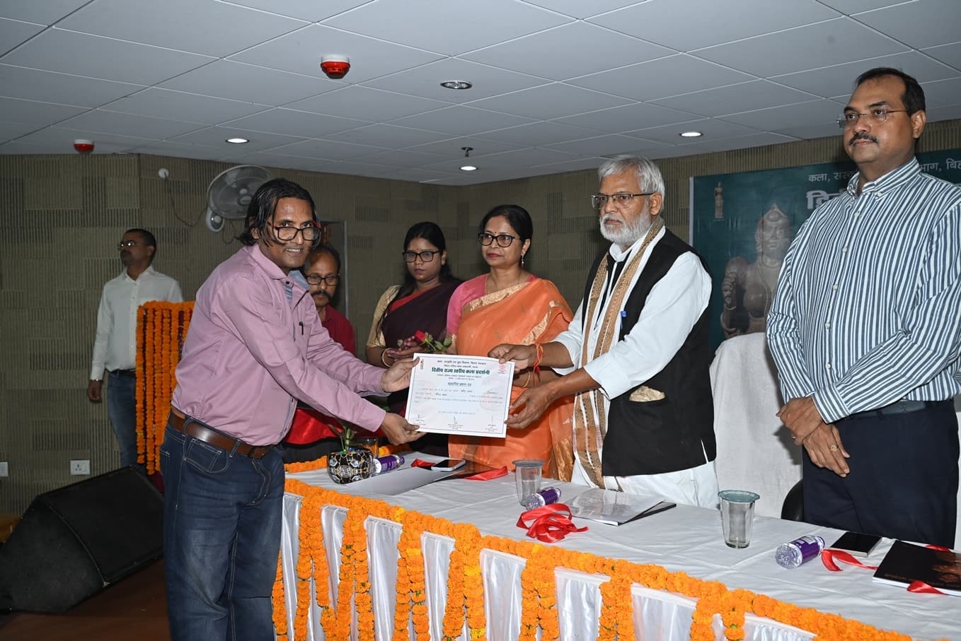 Madhubani News : अनटचेबल गॉड के लिए पुरस्कृत हुए प्रमोद प्रकाश