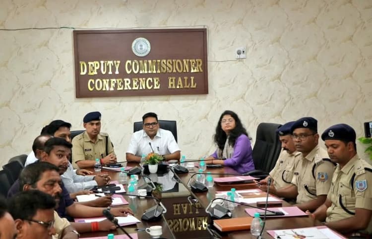 Chaibasa News : चौक-चाराहों पर सीसीटीवी कैमरे लगाने व शहर में नो एंट्री का बोर्ड लगाने की मांग