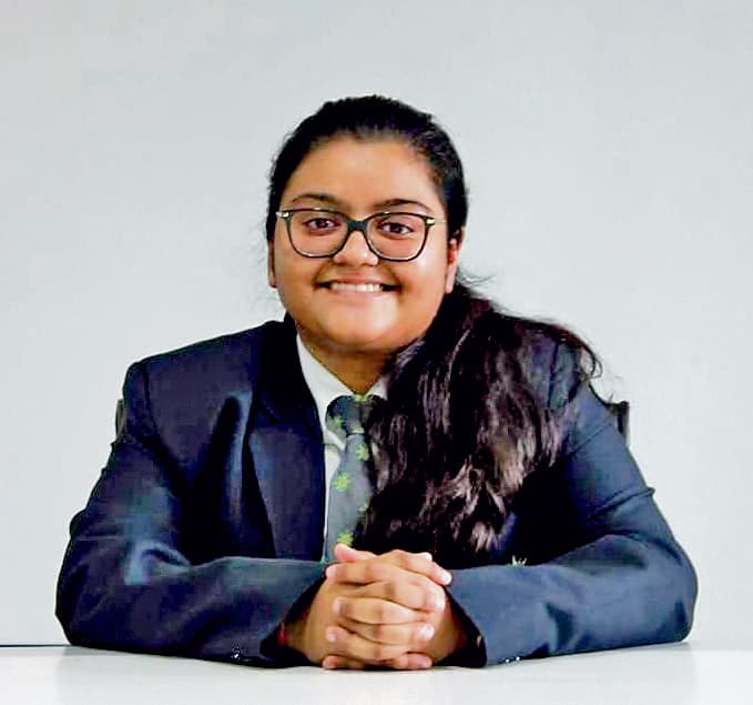 बंगाल से टॉपरों में शामिल आरुषि खेतावत को मिले 99.75 फीसदी अंक