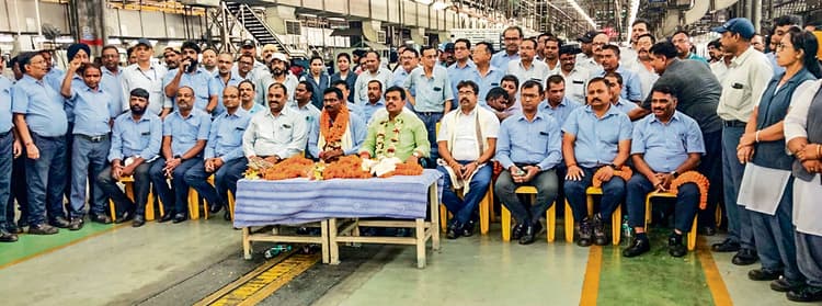 Jamshedpur News : टाटा मोटर्स यूनियन : नव नियुक्त अध्यक्ष का प्लांट थ्री में अभिनंदन