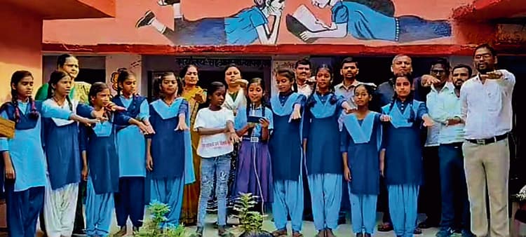 Bhagalpur news बच्चों ने नाटक के माध्यम से बाल विवाह नहीं करने का लिया संकल्प