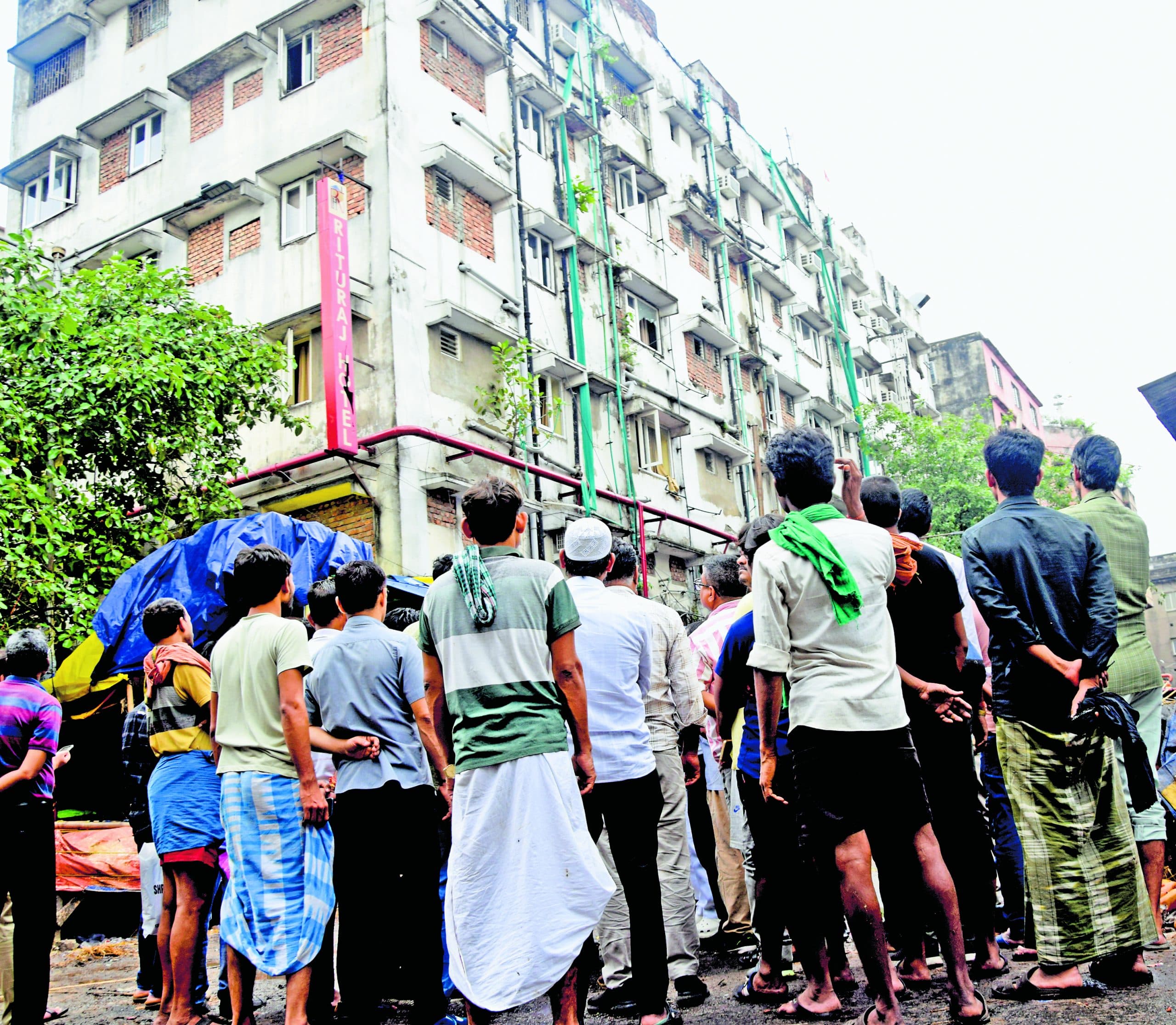 मछुआ बाजार में पसरा सन्नाटा, दुकानें रहीं बंद