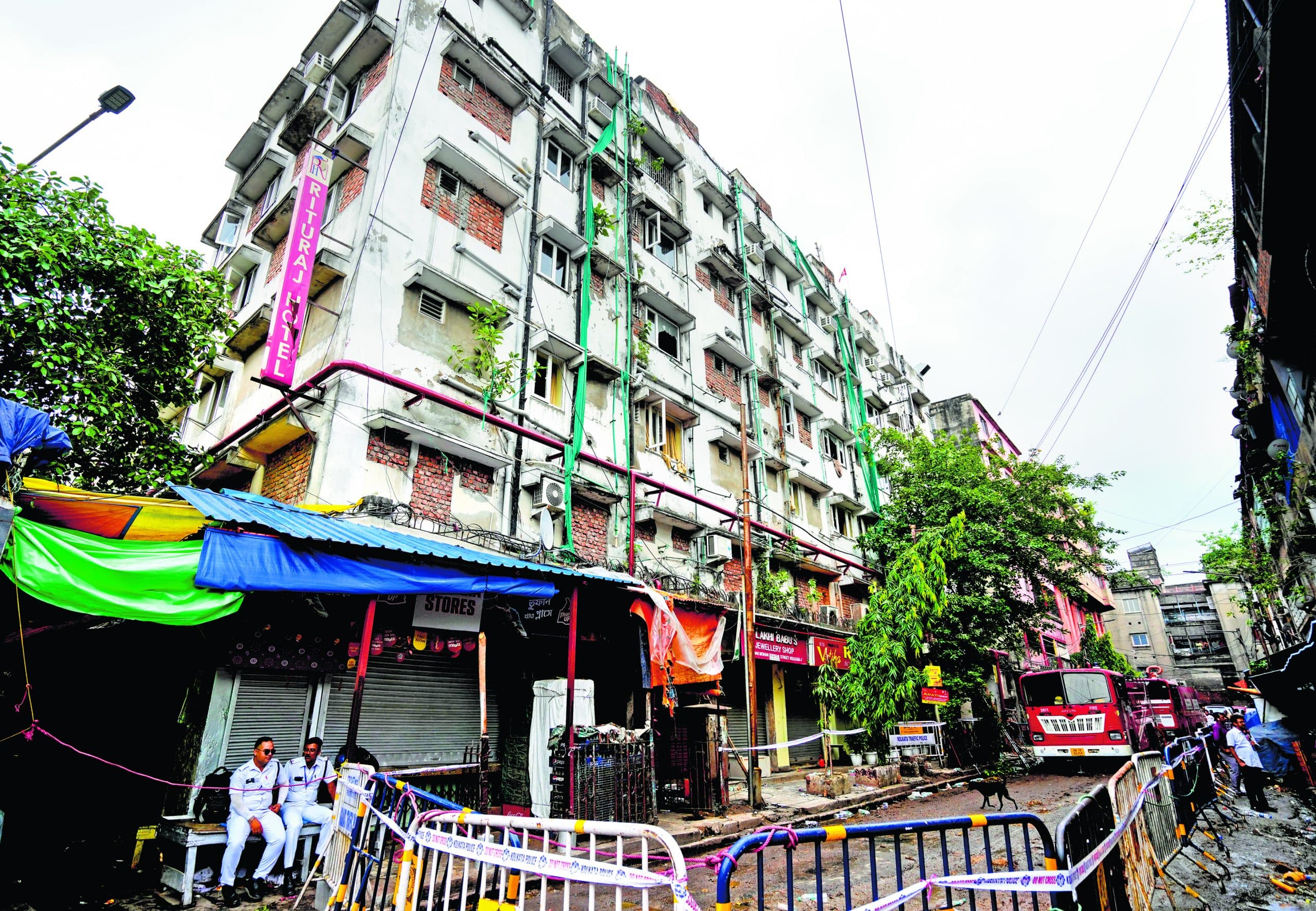 होटल के रिजर्वर में नहीं था पानी, अधिकतर खिड़कियां भी ईंट से बंद कर दी गयी थीं