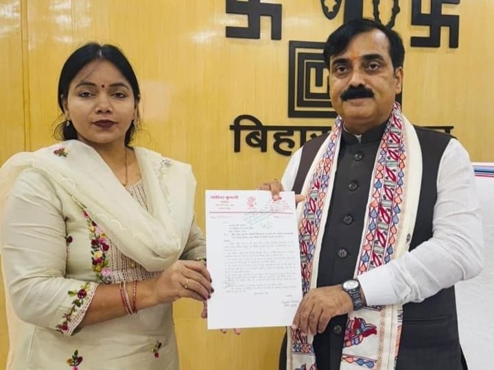 सड़क निर्माण के लिए विधायक ने मंत्री को सौंपा पत्र