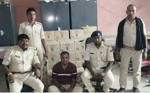 पिकअप से 75 कार्टन में 675 लीटर शराब जब्त