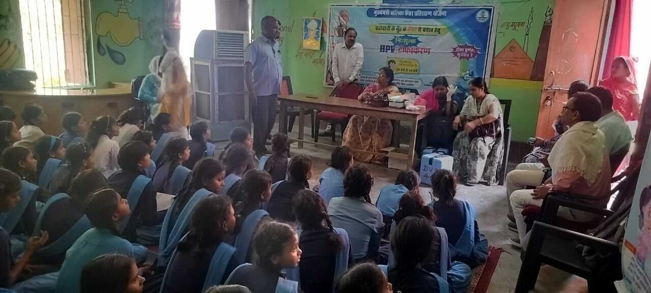 कैंप में छात्राओं को लगाया गया कैंसर रोधी टीका